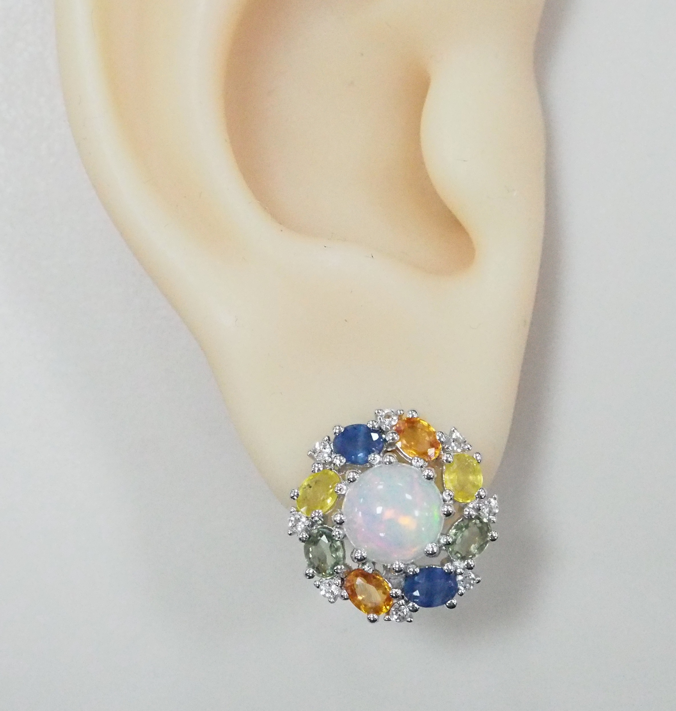 Серебряные серьги 925 пробы; вставки 2 Опал белый 2,7ct; 16 Топаз белый 0,26ct; 16 Мультисапфир 3,32ct;
